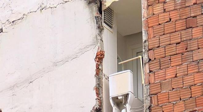 Ykm srasnda bitiikte bulunan binann nc katnda duvar olmad ortaya kt. Ykm sonras dairenin banyosu ve alafranga tuvaleti akta kald.