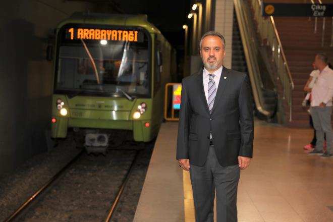 al-Demirta hatt<br>  2035 yl Ulam Master Plan?nda yer alan al-Demirta metro hattna da nmzdeki dnemde balayacaklarn dile getiren Bakan Akta, ?Kuzey-gney ynnde ilk olma zellii tayan, 22 kilometre uzunluuyla toplam 16 istasyondan oluan hattmz, sanayisi ve youn nfusu olan al blgesinden balayarak, Beevler, Fatih Sultan Mehmet Bulvar, Yunuseli zerinden Bursa Terminali?ne ulaacak. Yine sanayi ve youn nfus barndran Demirta?a hzl ve konforlu bir ekilde eriimi salayacak. Tm bu almalarmzla birlikte nmzdeki dnem sonunda toplam rayl sistem hattmz 89 kilometreye ulatrarak, toplu tamada nemli bir dnm gerekletireceiz. Bizler dersimize altk. Ayaklar zerine basan projeleri hayata geireceiz? dedi.