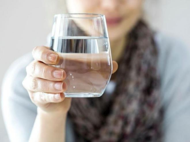 Ramazan aynda oru tutanlarn bazlar itahszlk, vakit darl, daha fazla uyku gibi eitli nedenlerle sahur yapmyor. Bazlar ise sahura kalkyor ama sadece bir bardak su iip yatyor. Bu durum akllara ?Sahurda sadece su iip yatmak zararl m?? sorusunu getiriyor... te uzman yorumu...