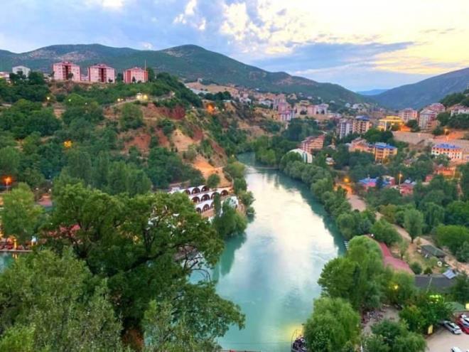 1. TUNCEL    te, Trkiye'de en uzun yaam sresine sahip olan ehir 'Tunceli'. Uzun yaamn srr haline gelen ehirde erkeklerin ortalama yaam sresi 76.2 yl, kadnlarn ise 85.7 yl. Genel ortalamaya bakldnda ise orann 80.5 yl olduu grlyor.