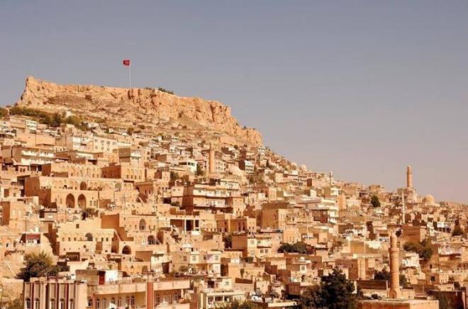 3. MARDN    Geldik listenin ilk 3 srasna! Trkiye'de en uzun yaam sresine sahip ehirler sralamasnda nc srada yer alan Mardin'de erkeklerin ortalama yaam sresi 76.9 yl, kadnlarn ortalama yaam sresi 83.7 yl. Genel ortalama ise 80.3 yl eklinde.