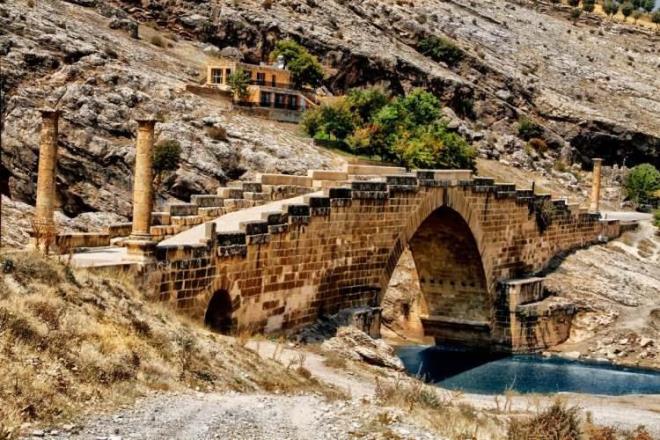 9. ADIYAMAN    Trkiye'de yaam sresinin en uzun olduu iller listesinde yer alan Adyaman'da kadnlar iin ortalama oran 82.5 yl; erkekler iinse 76.6 yl. ehirde genel ortalama 79.5 yl olarak tespit edilmitir.