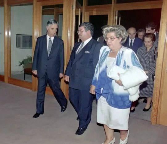 zal, evini kapatp olunun yanna tand.