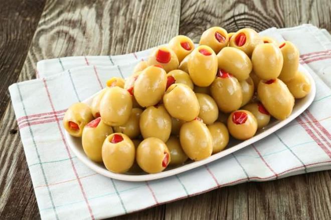 Gl bir lif kayna olan yeil zeytin, vcutta adeta ila grevi grr. Mide asidini dengeleyerek uzun sreli tokluk hissi verir. zellikle tembelleen barsaklarn Ramazan da daha salkl almasn salar. Uzmanlar yeil zeytinin sahurda tketilmesini tavsiye eder. Bu sayede oru sresinde vcudun daha salkl bir zaman geirmesini salar. Sahurda yeil zeytin yenir mi? Yeil zeytinin vcuda etkileri nelerdir?