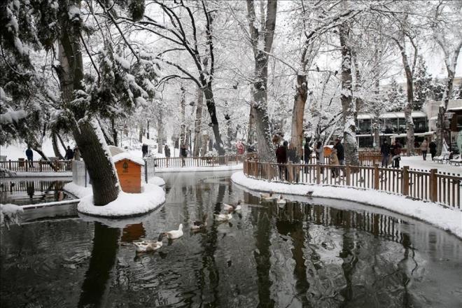 evre, ehircilik ve klim Deiiklii Bakanl Meteoroloji Genel Mdrl Analiz ve Tahmin Uzman Abdullah Macit, yurt genelinde grlecek hava scaklklarna ilikin aklamalarda bulundu.    Son deerlendirmelere gre, yurt genelinde hava scaklklarn arambaya kadar mevsim normallerinde seyredeceini dile getiren Macit, scaklklarn aramba gnnden sonra ise mevsim normallerinin altna ineceini belirtti.