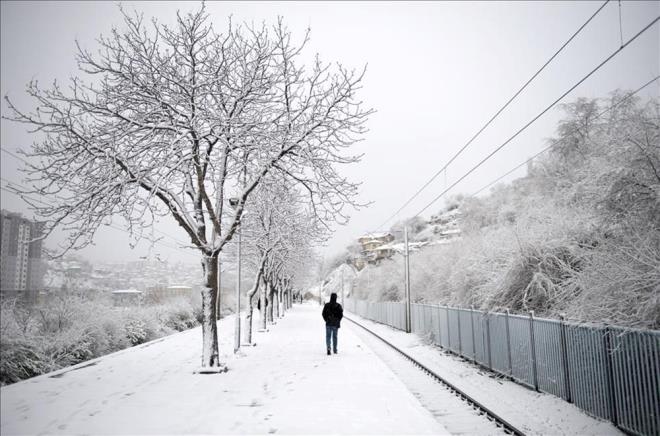 Yurdun dou kesimlerinde yarn ya beklendiini, rnak, Hakkari, Bitlis ve Van evrelerinde yalarn kuvvetli kar eklinde olacan syleyen Macit,  tehlikesine kar uyarda bulundu.