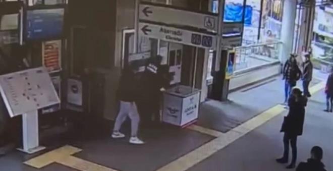 Olay, 15 Mart'ta Kadky'de, Gztepe Marmaray stasyonu'nda meydana geldi. 36 yandaki temizlik grevlisi etin Akay, 2 senedir ayn blgede alt istasyonun gvenlik grevlisi Glhan Karadereli'yi taciz ediyordu. Karadereli, Akay tarafndan rahatsz edildii iin defalarca karakola bavurdu. Son olarak 8 Mart'ta kendisini farkl bir telefon numarasndan arayan Akay, kendisine bakla saldracan syledi.