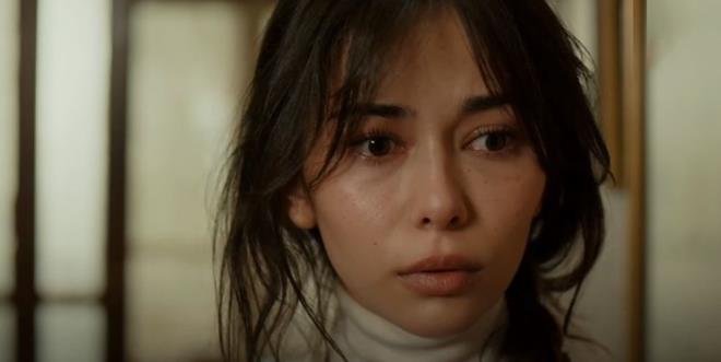 MER LE MELEK DERTLET    Gece herkes yatarken bahede dertleen Melek ile mer'den Melek, yldz kaydn syledi. mer, ona ne dilek tuttuunu sorunca "Barmanz" yazd. Bunun imkansz olduunu ifade eden mer Ademolu, "Sen sen ol, sakn seni kaybetmekten korkmayan birini sevme" diye t verdi.