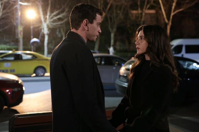 Gamze ile mer'in boanma evraklarn imzalas ve ikilinin vedalarken birbirlerine sk sk sarlmalar sosyal medyada gndem oldu.  <br>  "Gamze'ye mi mer'e mi zleyim ardm"  "Gamze kendini anlayamad ki mer?i anlasn"  "Kolay olmayacak"  "Neden yaptnz bunu?"  "Bu kadar severek boanmak nedir?"  "Gurur yapmamak lazm aslnda"  "Belki de yarm kalmal"