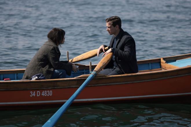 MELEK, AABEY HASAN'I GRD    Ayn anlarda mer de aabeyi Hasan' grmek isteyen Melek'i ona gtrd. Melek'e kt eyler yaptn anlatan Hasan, ondan mutlu olmas iin sz istedi.    Gr sonras Melek'i sahil kenarna gtren ardndan onu kaykla gezdiren mer, Melek'in "Gamze ile konu" demesi zerine ok zgn olduunu, kaybettiini ve her gece Gamze'nin kapsna gitmemek iin kendisini zor tuttuunu ifade etti.