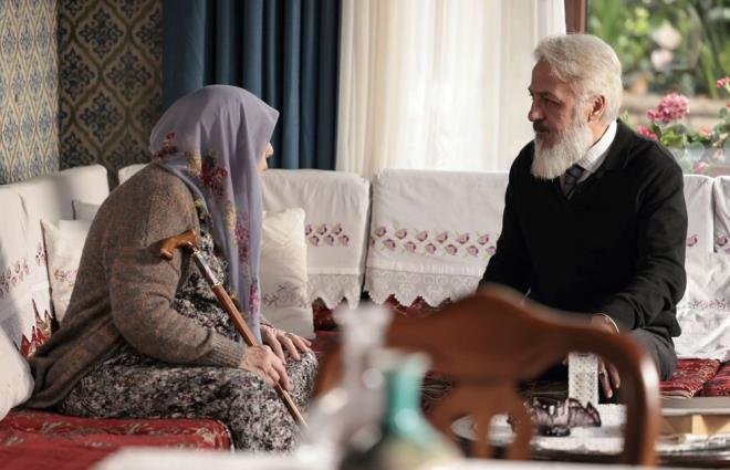 NEZAHAT, NURHAYAT'I TANIDI    O srada Samet'e ailesini tantan Reat, annesinin Nurhayat' kast ederek "Hatrladm Reat, bu senin ilk gz arn Nermin" demesiyle arsa da belli etmedi.    Ardndan Samet'in "Sen Nurhayat' hatrlamadn m? Senin bir alt snfndayd" szlerine Reat da Nurhayat da olumsuz cevap verince Nezahat de "Hatrlamaz olurlar m? Tanyor onlar" diye mdahale etti.    Ayn anlarda bunalp dar kan Melek, mer'den kendisini eve gtrmesini istedi. kili eve giderken Gamze de "mer, Melek'i brakmak iin eve gitti" diye herkesi bilgilendirdi.