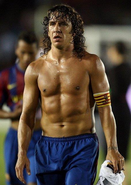 -Barca'nn kaptan Puyol drt yandayken ikinci kattaki evlerinin penceresinden dm...
