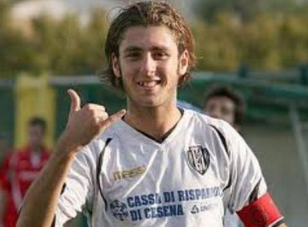 -Bologna'dan Giuseppe Lorenzo, Parma ile oynadklar man 10. saniyesinde rakibine tekme att iin krmz kart grd...