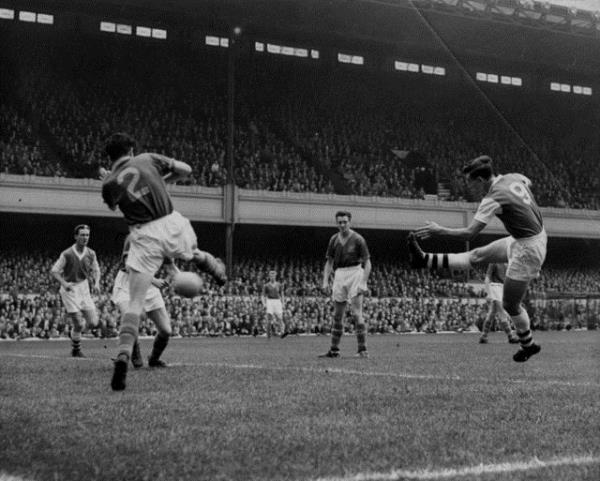 -1957'de Charlton Athletic, man tamamlanmasna 30 dakika kala 5-1 geride olduu karlamay 7-6 kazand...