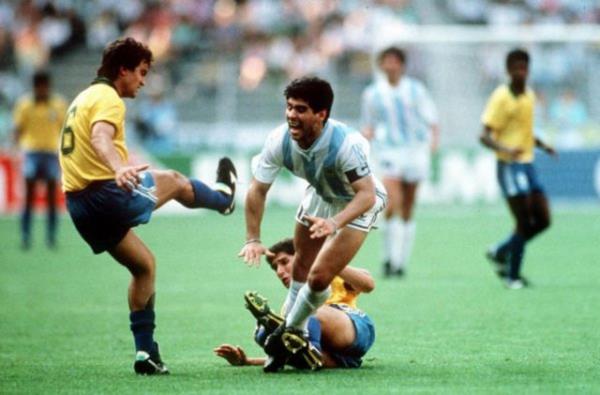 -1986 ve 1990 Dnya Kupas'nda, Arjantin Milli Takm futbolcularnn tavuk yemesi 'uursuzluk getiriyor' gerekesiyle yasaklad...