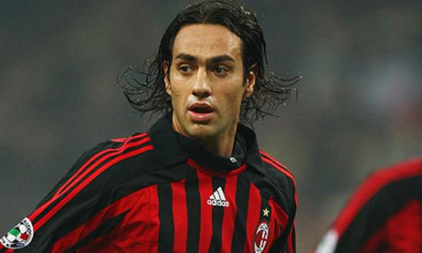 -Alessandro Nesta saatlerce playstation oynad iin sol elinin baparman sakatlad. Nesta ameliyat oldu ve drt hafta sahalardan uzak kald...