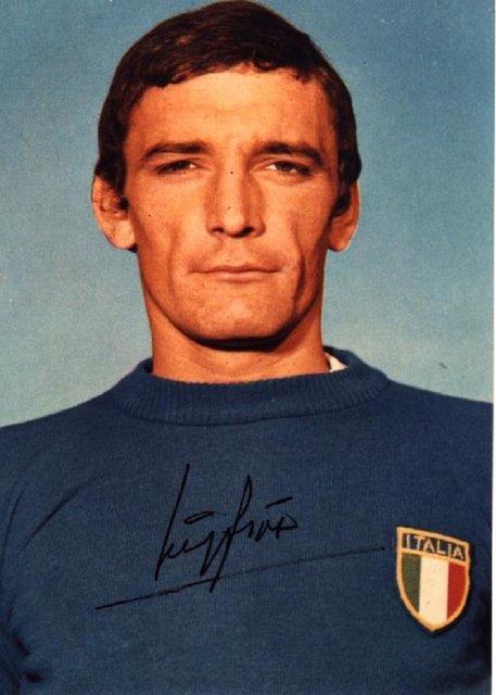 -talyan forvet Luigi Riva, gl utlarndan biriyle taraftarn kolunu krd...