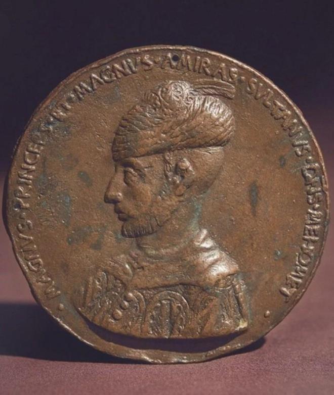 talyan Rnesans dnemi madalyonlarnn yer ald bir koleksiyonda 2000 ylnda kefedilen eserin kenarlarnda Latince "Byk Prens, Byk Emir, Sultan Mehmet Efendi" ifadelerinin yazd bildirilen aklamada, "En ilginci de madalyonun arkasnda herhangi bir tasarm veya yaznn bulunmamas, tanabilir boyutta olmas ve stndeki dzgn oyuk. Sultan'n son derece kiisel ve nemli bir eyas olduu, madalyonun bir tlsm olarak giyildii dnlyor" denildi.