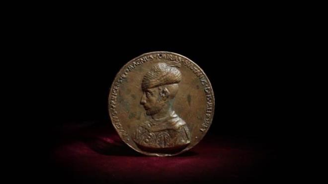 Bonhams Mzayede Evi'nden yaplan aklamada, madalyonun Fatih Sultan Mehmet'in ehzadelii dnemine tarihlendii belirtildi.    Aklamada, bronz zerine ilenmi portrenin Batl sanat tarafndan yaplan, bilinen en eski Mslman lider portresi olduu belirtilirken, madalyonun tahmini sat bedelinin 1,5 ila 2 milyon sterlin (yaklak 61 ila 82 milyon lira) arasnda olabilecei aktarld.