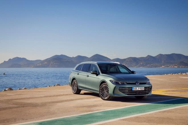 Yeni Passat, Trkiye?de 3 farkl motor tipi ile sata sunuluyor. Hafif hibrit teknolojisine sahip 1.5 eTSI motor 150 PS g ve 250 Nm tork deeri retiyor. 4 tekerden eki sistemi, 4Motion hem 2.0 TDI hem de 2.0 TSI motorda standart olarak yer alyor. 2.0 TDI motor 193 PS g ve 400 Nm tork retirken, yksek performans ile ne kan ve 265 PS g reten 2.0 TSI motor ise 400 Nm tork retiyor ve 0'dan 100 km/s hza 5,6 saniyede kabiliyor.