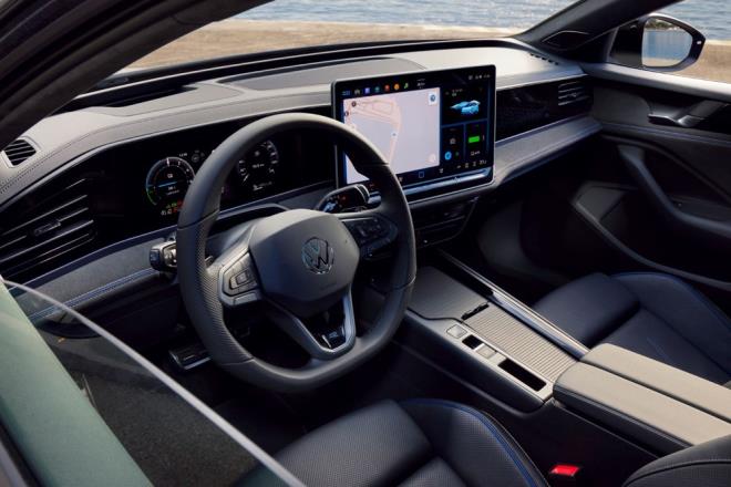 Yeni Passat?n Elegance ve R-Line donanmlarnda standart olarak sunulan 10 odackl pnmatik basnl masaj zelliine sahip yeni ?ergoActive Plus? elektrikli, hafzal ve ?Varenna? deri n koltuklar, stma ve havalandrma zelliine de sahip.  <br>  Bu donanmlarda arka koltuklarda da stma zellii bulunuyor. Otomatik koltuk iklimlendirme modu, koltuklarn scaklk ve nem sensrleri sayesinde soutma veya stma ihtiyacn alglyor ve iklimi buna gre kontrol ediyor.