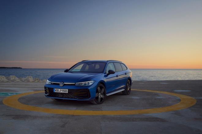 n ksmda ana far gruplarndan Volkswagen logosuna doru uzanan yatay LED k eridi, yenilenen IQ. LIGHT LED Matrix farlar ve tampondaki geni hava girileri dikkat ekiyor.