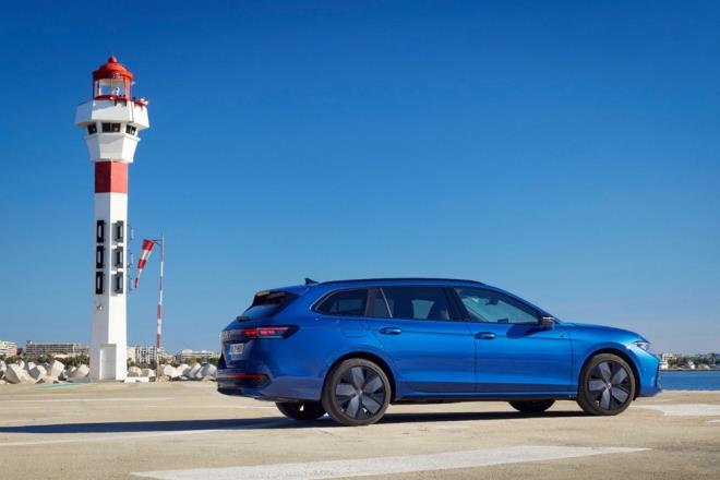 DSG vites komutlar, direksiyon arkasna yerletirilen bir vites kontrol kumandas araclyla gerekletiriliyor.    12,9 in boyutundaki yeni bilgi-elence sistemi standart olarak sunuluyor.