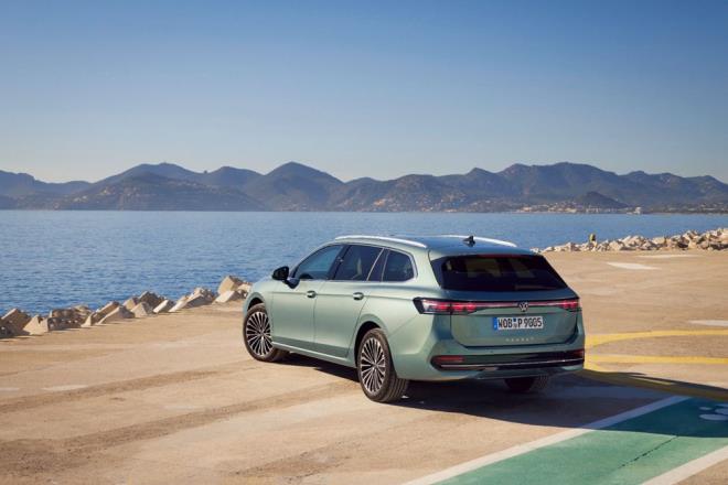 nceki nesliyle karlatrldnda arkada 50 mm daha fazla diz mesafesi sunuyor. Ayrca nceki nesline kyasla 40 litre daha genileyerek 690 litreye ulaan geni bagaj hacmi, arka koltuklar yatrldnda 1.920 litreye kadar kabiliyor.