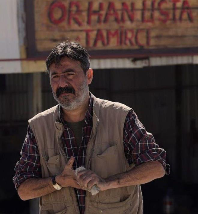 Kurtlar Vadisi Pusu, Bana Sevmeyi Anlat, ukur, Ekya Dnyaya Hkmdar Olmaz, Ben Bu Cihana Smazam gibi birok yapmda yer alan Mustafa stnda, imdilerde yeni vizyona giren filmi Emanet ile gndemde.