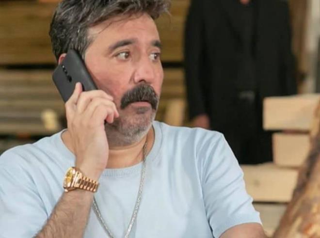 60?l yalarnda. ?Selamnaleykm sana bir takm elbise verirsem bu kyafetleri bana verir misin?? dedim. ?Oturup bizimle birlikte yemek yersen veririm? dedi. ?Tamam abi? dedim. Filmde o kyafetlerle oynadm." eklinde konutu.