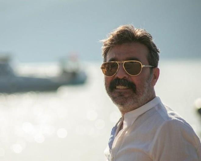 nl oyuncu meer sanayiye gidip herkesi tek tek incelemi, insanlarn kyafetlerini istemi.