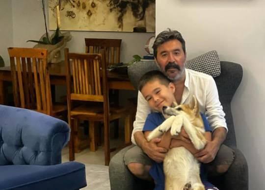 stnda, "Sultanda?nda sanayiye gittim. Sanayide geziyorum, uzaktan bakyorum adamlar da sanayide alyorlar. Bakyorum adamlar da bana bakyor. Birazdan tatszlk kacak galiba. Dkkan dkkan gezip erkek seyrediyorum... Bana yaanm kyafet lazm. Bir abi grdm, baktm boyu boyuma uygun.