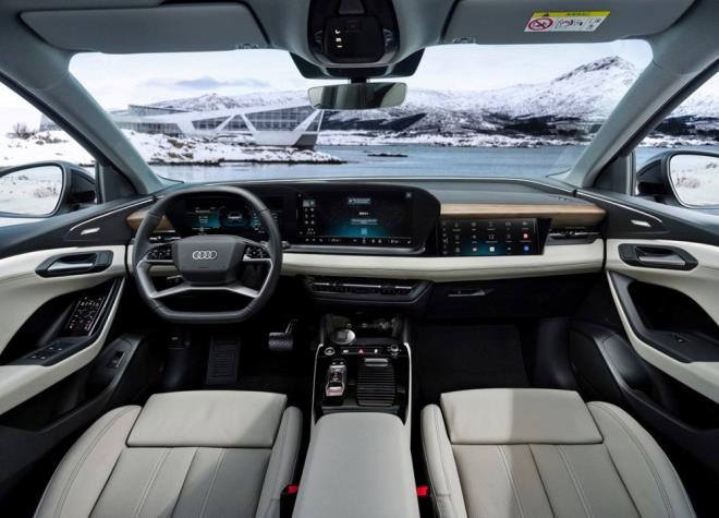 Elektrikli SUV'un i mekannda 11.9 in dijital gsterge ve 14.5 in multimedya ekran bir btnlk salyor.     Ayrca opsiyonel olarak artrlm gereklik destekli head-up display ve 10.9 in n yolcu ekrann da satn alnabiliyor.