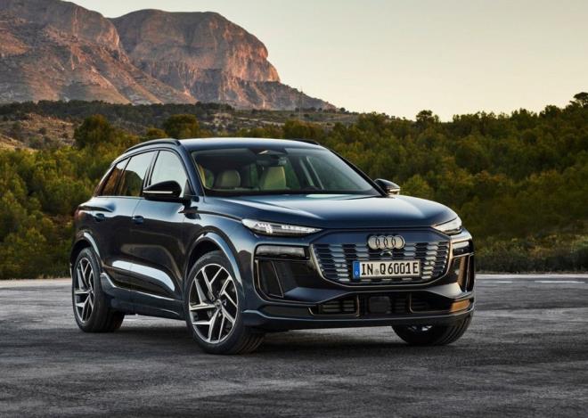 Getiimiz yl konsept olarak kan Q6 E-Tron, retim haliyle resmen tantld.     Model, Audi ve Porsche ibirlii ile retilen Premium Platform Electric (PPE) mimarisi zerinde ykselen ilk Audi.