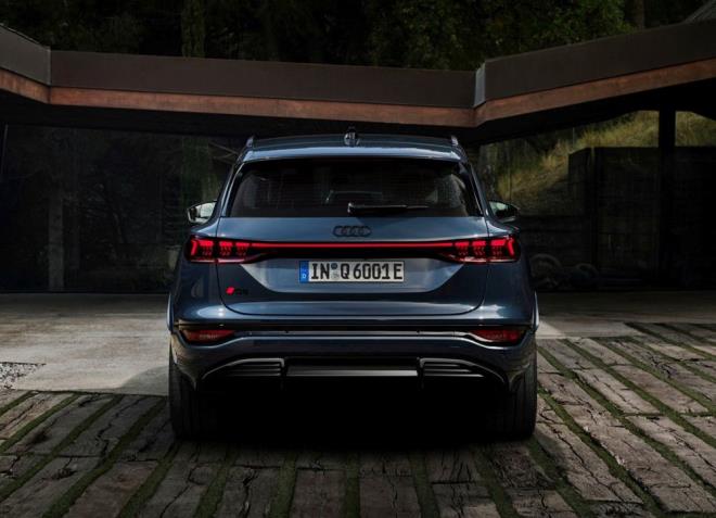 kinci nesil dijital OLED arka farlarda, toplam 360 segmentli alt OLED panel, zel olarak gelitirilmi bir algoritma kullanarak her 10 milisaniyede yeni bir grnt retiyor.     Hem nde hem arka blmde toplam sekiz adede kadar dijital k imzas ile kullanclar Q6 e-tronlarn kiiselletirebilecekler.