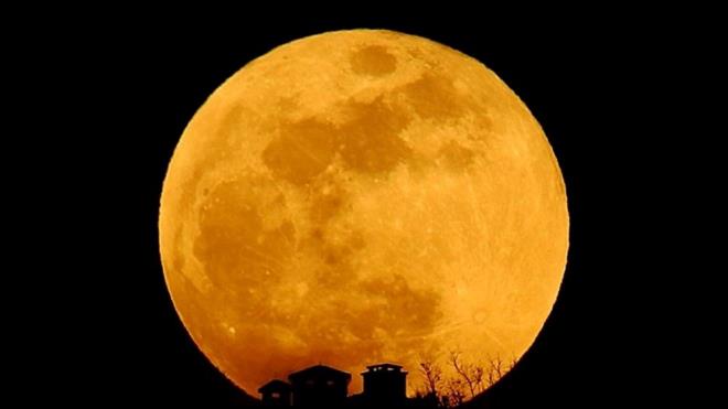 2024'te yaanacak astronomik olaylar ve gzlemlenebilecek gk cisimleri hakkndaki bilgiler merak ediliyor. Gne tutulmalarnn yan sra 2024'te gkyznde 2 Ay tutulmas, 4 sper Ay, 12 dolunay ve 10'dan fazla gk ta yamuru grlecek, yl boyunca baz gezegenler teleskop olmakszn izlenebilecek.