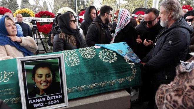 Bahar ztan'n cenaze trenine Serdar Gkhan, Nuri Alo, Safiye Soyman, Gkhan Gney, Perihan Sava bata olmak zere ok sayda sanat arkada katld.