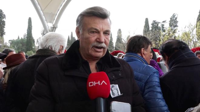 "BENM KANKAMDI"    "Kendisi benim kankamd" diyerek szlerine balayan oyuncu Nuri Alo, ?Kalbi, ruhu ok gzel bir insand. Yani bu kadar yllar uratk. Kendi aba sarf etti ama maalesef bu hastalk bir bulanca yakasn brakmyor insann. 5 ay oldu bu hastanede yatal, bir sr tedaviler, yanllklar oldu, kurtaramadk. Allah yani ruhunu ad etsin, topramz olsun. Allah ona yle bir evlat verdi ki, yani yanndan bir saniye dahi ayrlmayan, onunla yatan kalkan, bu hastaln da banda olan yle bir evlat grd. Allah herkese de yle bir evlat nasip. Onun iin gzel bir ekilde gitti" diye konutu.