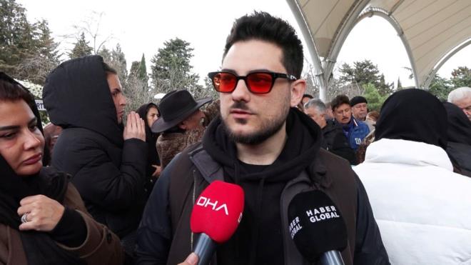 ?ALLAH GELEN HERKESTEN RAZI OLSUN, DUALARINI EKSK ETMESNLER"    Taziyeleri kabul eden Bahar ztan?n olu Yiit olak, ?Siz istediinizi yapn, yukars neyi isterse o oluyor. ok da fazla sze gerek yok, bamz sa olsun. Sevenleri burada, ?Tuzla?dan geldik? diyenler var. Allah gelen herkesten raz olsun, dualarn eksik etmesinler. Bu hayatn bir dngs" ifadelerini kulland.