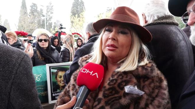 ?BZM GAMZELMZD, OK ZGNM"    Bodrum?da komusu olduunu syleyen arkc Safiye Soyman, ?ok zgnz, benim ok iyi arkadamd. Onu anlatmakta kelimeler kifayetsiz kalr, kelimeler yetmez. Hi kimseyi krmayan, o kadar gzel bir insand ki mekan cennet olsun. Hi onu unutmayacaz, ok zldk" dedi. Perihan Sava ise, ?ok savat, ok mcadele etti ama bu sefer olmad. Aclar dindi. Ben onunla 2 tane film ektim, dnya tatls bir insand. Bizim gamzelimizdi, ok zgnm. Hastanedeydi, ziyaret etmemiz mmkn deildi. ok zgnm" diye konutu.