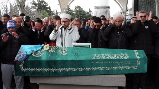 kindi namaznn ardndan klnan cenaze namaz sonras ztan?n cenazesi Karacaahmet mezarlnda topraa verildi.