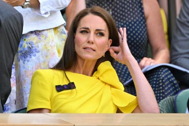 "YLEMEME YARDIMCI OLACAK EYLERE ODAKLANIYORUM"    Kate Middleton, "George, Charlotte ve Louis'e her eyi onlara uygun bir ekilde aklamak ve onlara iyi olacama dair gvence vermek zamanmz ald. Onlara da sylediim gibi; yiyim ve iyilememe yardmc olacak eylere odaklanarak her geen gn daha da gleniyorum. William'n yanmda olmas da byk bir rahatlk ve gvence kayna. ounuzun gsterdii sevgi, destek ve nezaket gibi. Bu ikimiz iin de ok ey ifade ediyor" dedi.