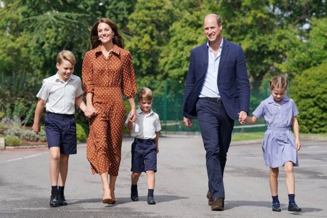 KATE MIDDLETON KMDR?    1982 doumlu Kate Middleton, Prens William ile 2001 ylnda St. Andrews niversitesi'nde renciyken tanm ve 10 yllk ilikinin ardndan 29 Nisan 2011 tarihinde Westminster Abbey'de grkemli bir dnle evlenmiti.    Evlilik sonras Kraliyet Ailesi'nin bir yesi olan Kate  Middleton'n Prens William'n ile evliliinden Prens George (11), Prenses Charlotte (9) ve Prens Louis (6) adn verdii  ocuu bulunuyor.    te yandan daha nce "Des" unvanna sahip olan Kate Middleton, Kral III. Charles'n tahta kmasnn ardndan Galler Prensesi unvann ald.