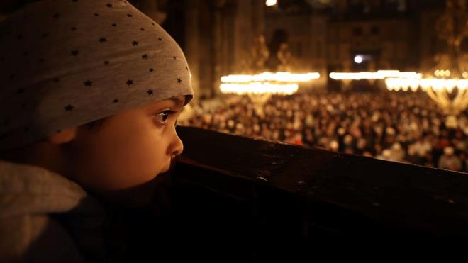 BAYRAM TATL KA GN OLACAK?    Cumhurbakan Erdoan, Ramazan Bayram tatilinin 9 gn olacan syledi.    Ramazan Bayram arifesi olan 9 Nisan Sal gn, yarm gn mesai yaplacakt.    Bayram dolaysyla 10 Nisan aramba, 11 Nisan Perembe ve 12 Nisan Cuma tatil olurken, sonrasnda hafta sonuna denk gelen sonraki gnler 13 Nisan Cumartesi ve 14 Nisan Pazar da tatile eklenecek.    Ramazan Bayram arifesinden nceki ilk i gn olan 8 Nisan Pazartesi ile yarm gn mesainin olduu arife gn idari izin olarak kararlatrld.    Kamu alanlar, bayramda 6 Nisan Cumartesi gn balayp 14 Nisan Pazar sona eren 9 gnlk tatil yapabilecek.