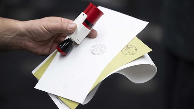 5 - Bykehir belediyesi snrlarnda yaayan semen neler iin oy kullanacak?  <p>    Her semen, kanunda saylan istisnalar dnda, hangi sandk semen listesinde kaytl ise ancak o sandkta oy kullanabilecek. Bir semen, hangi seim evresinin semeni ise ancak o seim evresinde yaplan seimler iin oy kullanabilecek.<p>    Adana, Ankara, Antalya, Aydn, Balkesir, Bursa, Denizli, Diyarbakr, Erzurum, Eskiehir, Gaziantep, Hatay, stanbul, zmir, Kahramanmara, Kayseri, Kocaeli, Konya, Malatya, Manisa, Mardin, Mersin, Mula, Ordu, Sakarya, Samsun, anlurfa, Tekirda, Trabzon ve Van'daki semenler, "bykehir belediye bakan", "belediye bakan", "belediye meclis yelii" ile "muhtarlk ve ihtiyar heyeti" iin oy kullanacak.