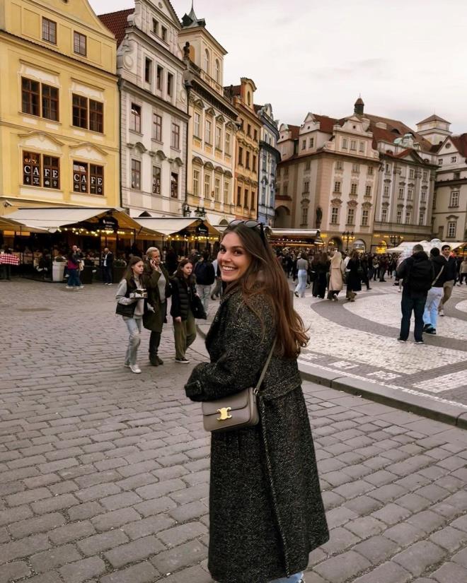 EYLE PRAG'A GTT    zel hayatn gzlerden uzak yaamay tercih eden nl isimler arasnda yer alan Asl Enver, eiyle birlikte Prag'a gitti.