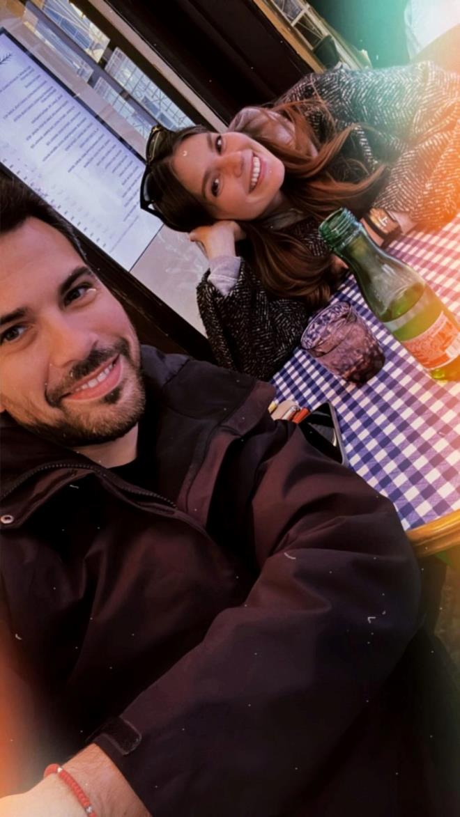 Sosyal medya hesabndan zaman zaman kzyla ve eiyle pozlarn paylaan Asl Enver, tatilde de paylam yapmay ihmal etmedi.