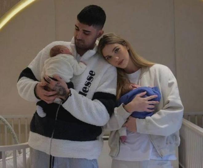 &#8203;brahim Ayel ile Sinan Emir adn koyduklar bebeklerinin kime benzedii merak konusu olurken, Derya Tuna'dan aklama geldi.