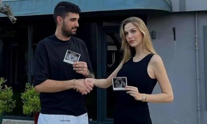 Getiimiz Temmuz aynda da ikiz bebek beklediklerini duyurmasyla dikkat eken ift, Ocak aynda ikiz bebeklerini dnyaya getirmenin mutluluunu yaad.