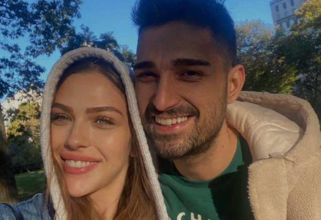 Gsterili bir dnle dnyaevine giren ift, ilikileri boyunca parmakla gsterilen nl iftlerden oldu.